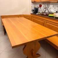 Tavolo in legno massello con panche
