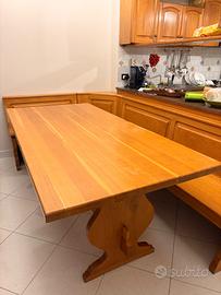 Tavolo in legno massello con panche