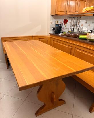 Tavolo in legno massello con panche