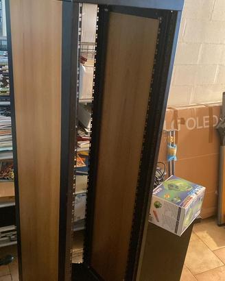 Armadio Rack 19” professionale in legno e metallo