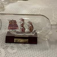 Bottiglia con nave in vetro