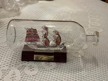 Bottiglia con nave in vetro