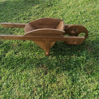 Carriola in legno da giardino