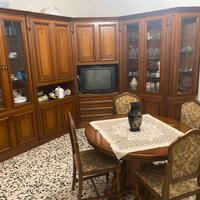 Arredo soggiorno stile classico con tavolo e sedie