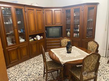 Arredo soggiorno stile classico con tavolo e sedie