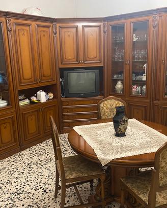 Arredo soggiorno stile classico con tavolo e sedie