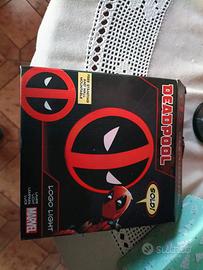 Lampada e portapenne da scrivania a tema Deadpool,