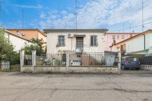 SOLUZIONE INDIPENDENTE CON GIARDINO PRIVATO E GARA