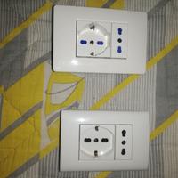 Coppia di supporti con prese