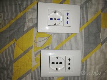 Coppia di supporti con prese