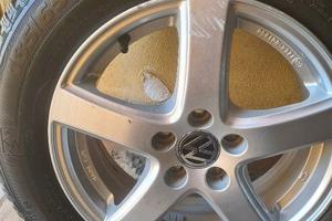 4 cerchi in lega  piu copricerchi piu 4 ruote nuo