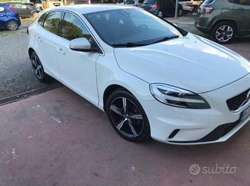 VOLVO V40 D2 R-design