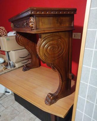 consolle in barocco e sedia Savonarola