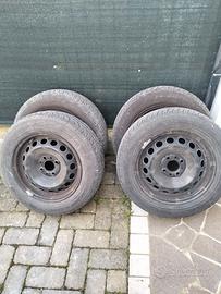 4 pneumatici da neve completi di cerchi