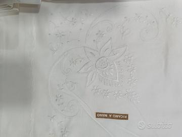 Lenzuolo matrimoniale con federe ricamato a mano