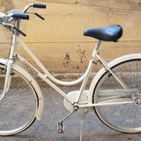 Bici da donna d'epoca con freni a bacchetta