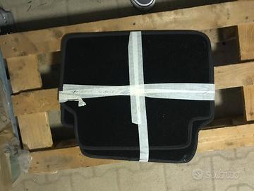 Tappettini neri nuovi per auto piccola