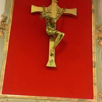 crocefisso di gesu su cornice barocca veneziana
