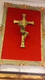 crocefisso di gesu su cornice barocca veneziana
