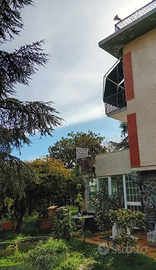 Casa a 3 piani e giardino