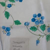 due tovaglie bianche ricamato a mano e ad intaglio