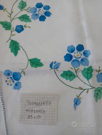 due tovaglie bianche ricamato a mano e ad intaglio