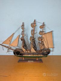 Modellino fregata del XVIII secolo con base legno