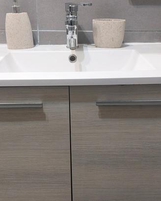 Mobile bagno con lavabo e specchio