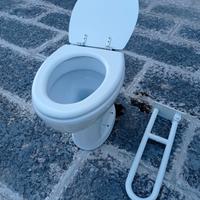 Wc per disabili usato con barra di sostegno 