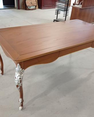 Scrivania intagliata  in legno lucidata