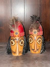 Coppia di maschere decorative etniche in legno