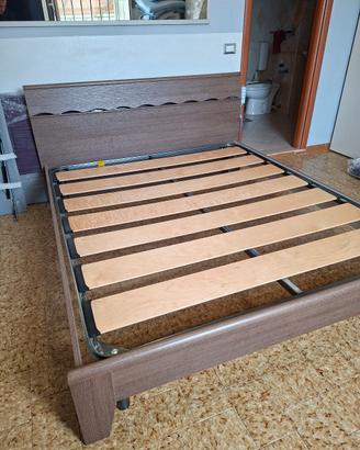 Letto matrimoniale completo di doghe
