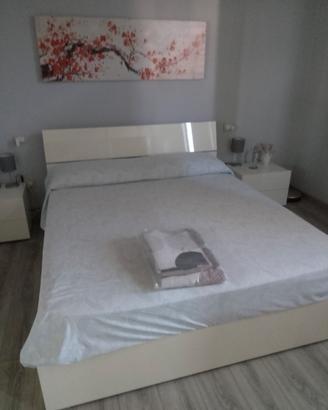 letto matrimoniale con contenitore e 2 comodini 