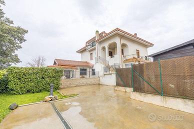 PORZIONE DI TRIFAMILIARE A ROMA