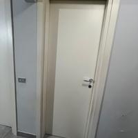 Vendi porte interno bianche con maniglia grigio