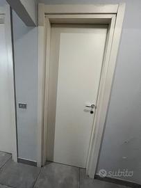 Vendi porte interno bianche con maniglia grigio