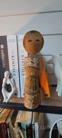 Bambola kokeshi dipinta a mano