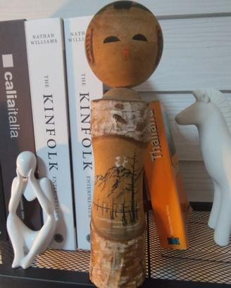 Bambola kokeshi dipinta a mano