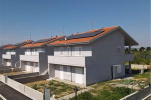 AGLIANA, APPARTAMENTO ANGOLARE CON AMPIO GIARDINO
