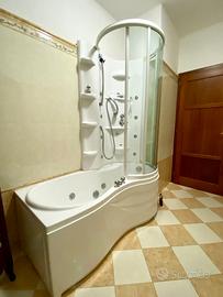 Vasca idromassaggio con doccia