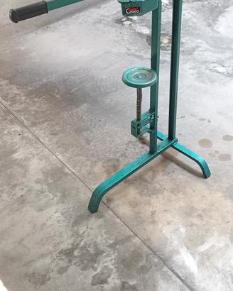 Tappatrice per tappi in sughero o resina