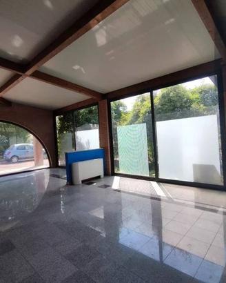 Attività / Licenza di 240 m² con più di 5 locali a