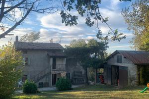 Rustico con terreno, prato, bosco e laghetto