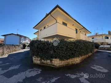 VILLA A SCHIERA A CAVE