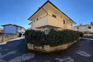 VILLA A SCHIERA A CAVE