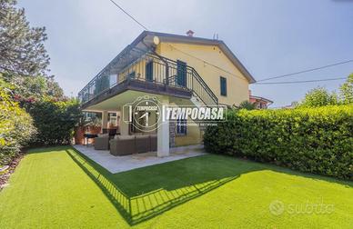 VILLA BIFAMILIARE A 100 METRI DAL LAGO