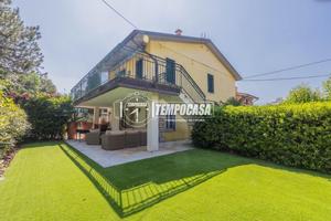 VILLA BIFAMILIARE A 100 METRI DAL LAGO