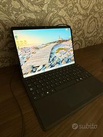 Microsoft Surface Pro 10 (8 GB RAM) con tastiera