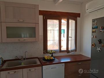 cucina  completa , tranne frigo , lavello,