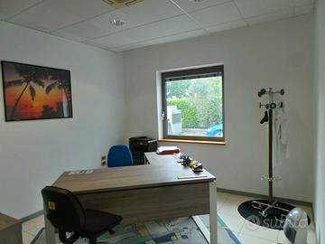Ufficio moderno con 3 posti auto